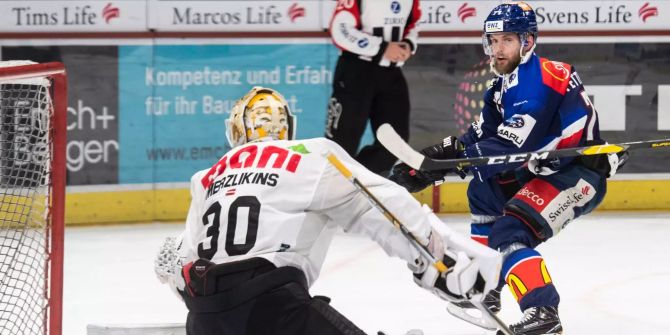 Luganos Goalie Elvis Merzlikins und Zürichs Fredrik Pettersson.