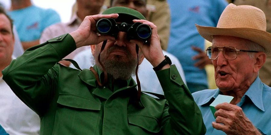 José Ramon Fernandez (r) steht neben Fidel Castro.