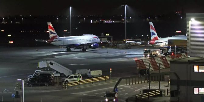 Flugzeuge stehen am Terminal 5 des Flughafens Heathrow.