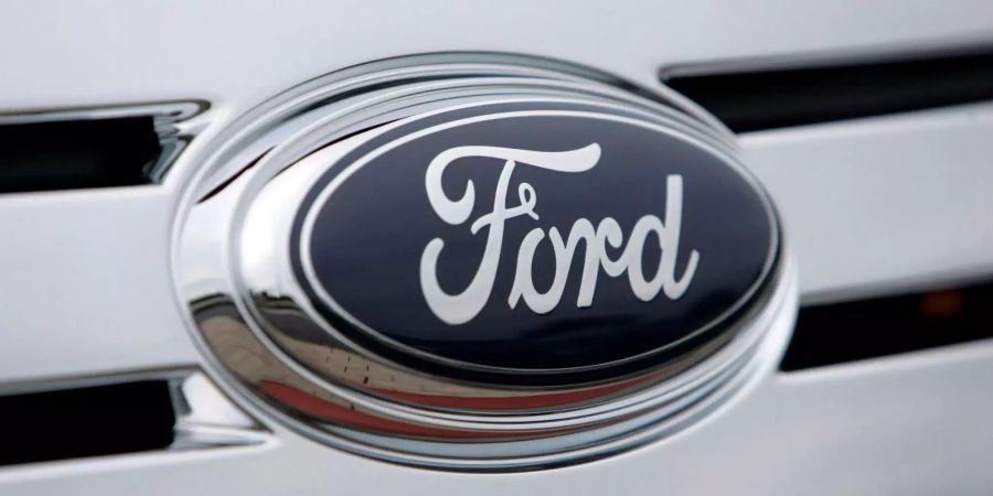 Ein Ford-Logo auf einem Auto.