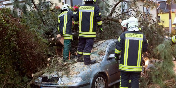 Mehrere Tote, Verletzte und erhebliche Schäden nach dem «Herwart»-Sturm in Deutschland. Mehrere Tote, Verletzte und erhebliche Schäden nach dem «Herwart»-Sturm in Deutschland.