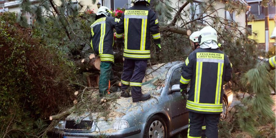 Mehrere Tote, Verletzte und erhebliche Schäden nach dem «Herwart»-Sturm in Deutschland.