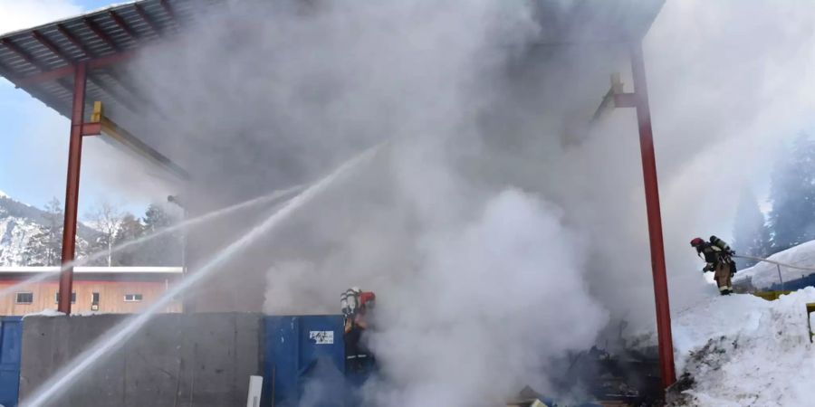 Feuerwehr löscht Feuer