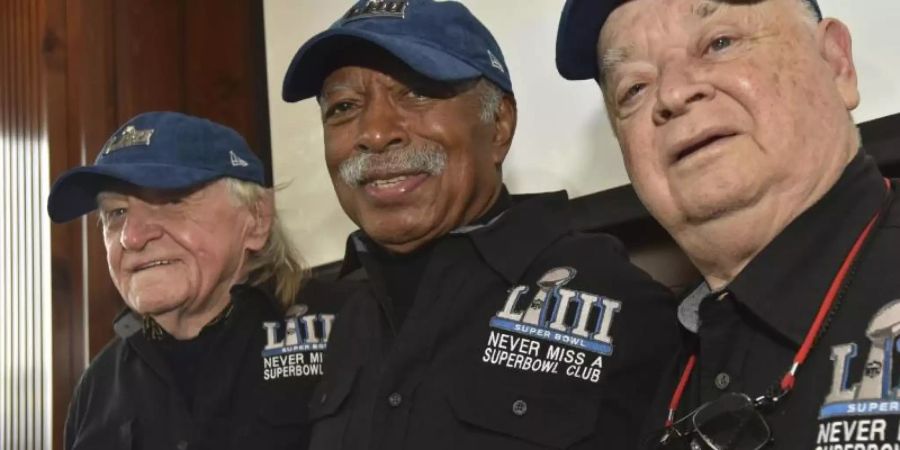 Tom Henschel (l-r), Gregory Eaton und Don Crisman gehören dem «Never Miss a Super Bowl Club» an. Seit 1967 haben sie kein NFL-Finale verpasst. Foto: Hyosub Shin/Atlanta Journal-Constitution/AP