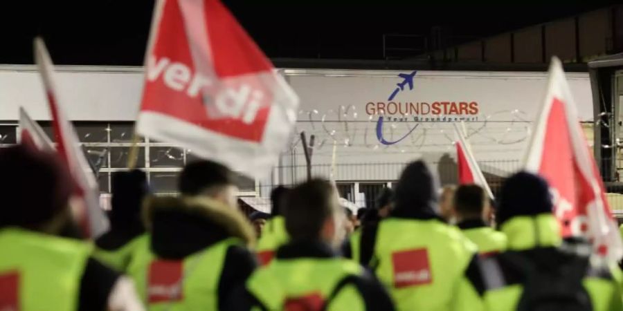 Mitarbeiter der Bodenverkehrsdienste streiken am Flughafen Hamburg. Foto: Christian Charisius