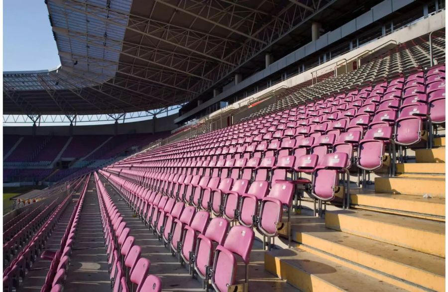 Auf dem Dach des Stade de Genève gibt es eine PV-Anlage mit einer Fläche von 17'000 Quadratmetern. Damit werden 2200 Kilowatt Strom erzeugt.