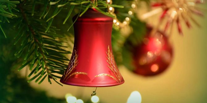 Ein Christbaum ist geschmückt.