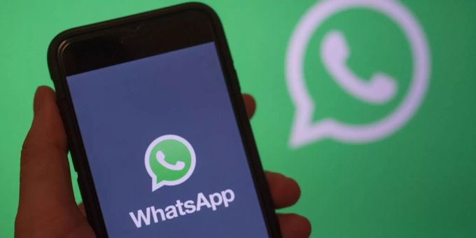 WhatsApp wird auf einem Smartphone gestartet. WhatsApp