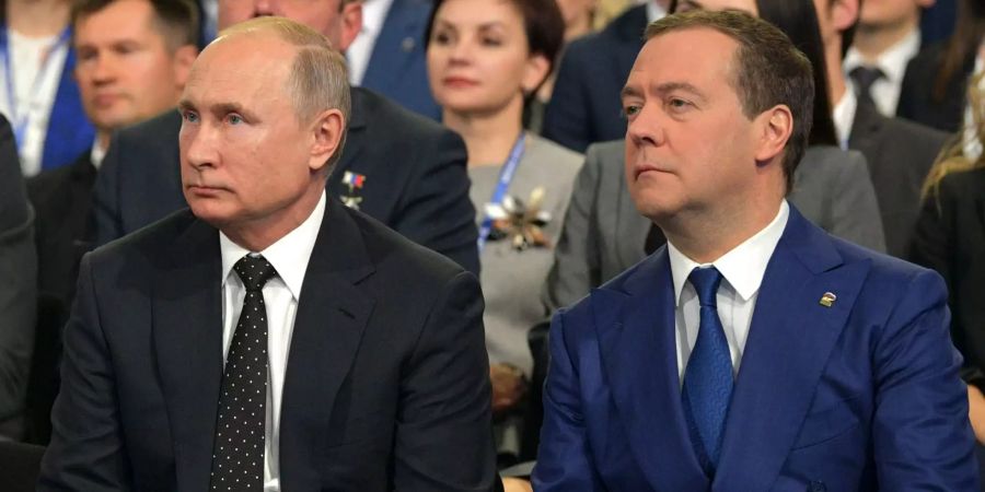 Vladimir Putin (l) und Dmitri Medwedew.