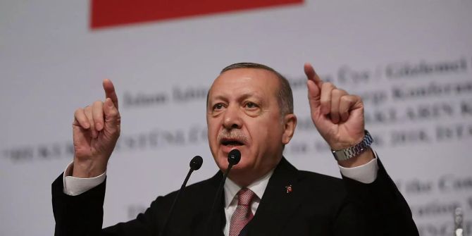 Recep Tayyip Erdogan hält eine Rede.