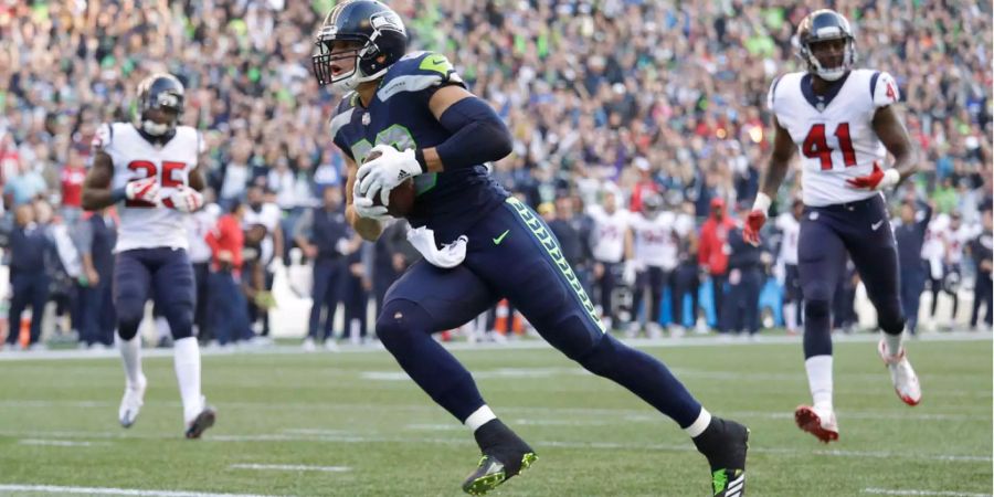 QB Russell Wilson führt seine Seahawks in letzter Minute zu einem 41:38-Sieg, obwohl er kurz vorher eine Interception geworfen hatte. Mit 5-2 führt Seattle zusammen mit den LA Rams die Tabelle der NFC-West an und hat gute Playoff-Chancen.