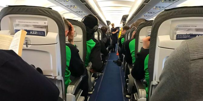 Das Team von Hannover 96 im Flugzeug nach Malaga