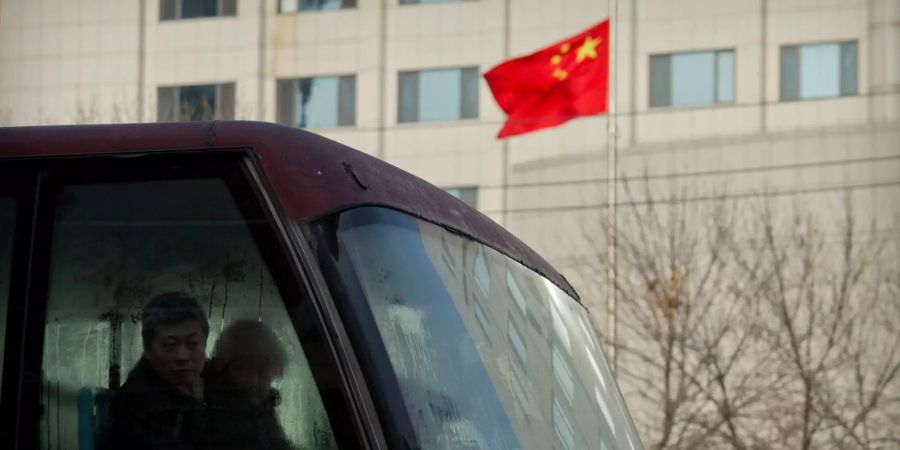 Ein Fahrgast sitzt in einem Stadtbus in China.