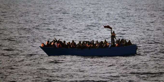 Bootsflüchtlinge auf Hoher See. Bootsflüchtlinge