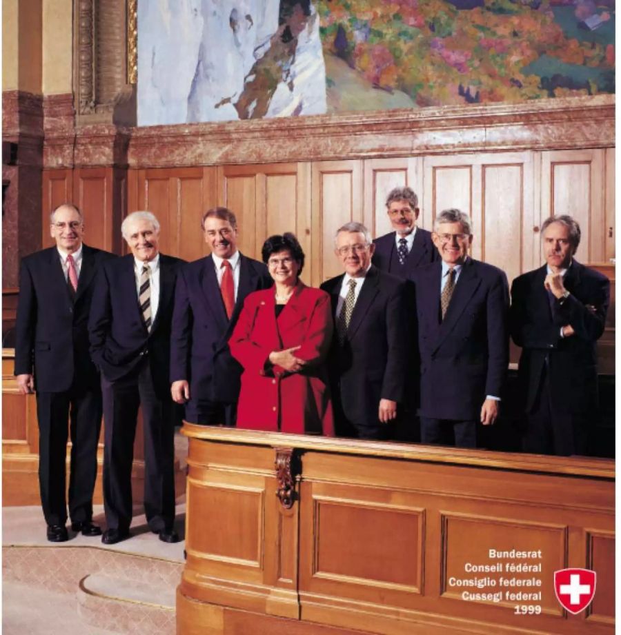 Der Gesamtbundesrat 1999 (von links nach rechts): Bundesrat Pascal Couchepin, Bundesrat Flavio Cotti, Bundesrat Adolf Ogi, Bundespräsidentin Ruth Dreifuss, Bundesrat Arnold Koller, Bundeskanzler François Couchepin, Bundesrat Kaspar Villiger, Bundesrat Moritz Leuenberger.