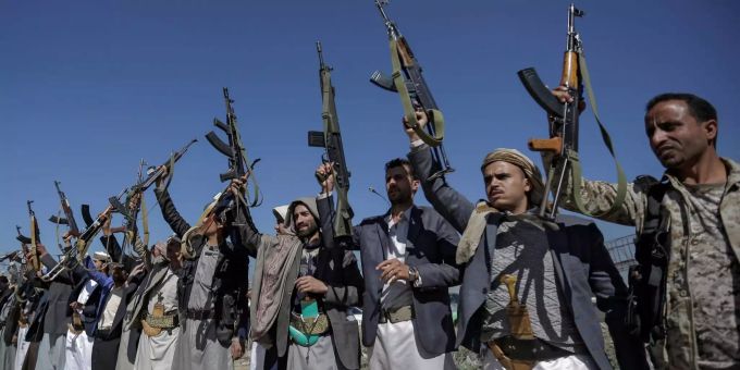 Huthi-Rebellen erheben während einer Versammlung ihre Waffen. Huthi-Rebellen im Jemen