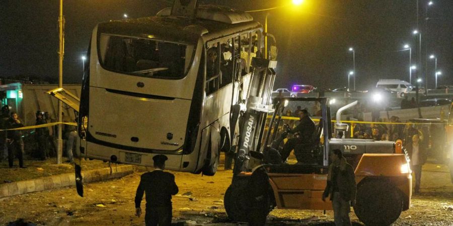 Ein Touristenbus wird nach einem Bombenanschlag abtransportiert.