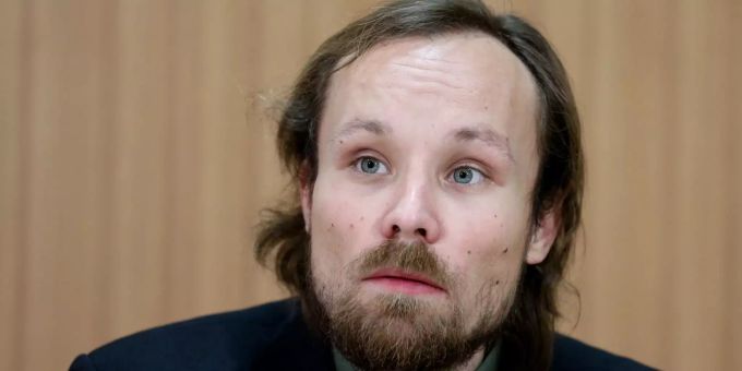 Billy Six ist seit sechs Wochen in Venezuela inhaftiert. Billy Six an einer Pressekonferenz.