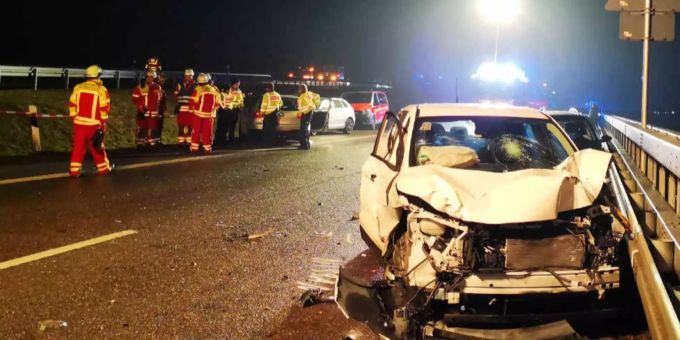 Mindestens sechs Autos waren in die Karambolage verwickelt. Ein Auto steht auf der Autobahn.