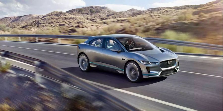 Der Jaguar i-Pace will Tesla Kunden abluchsen.