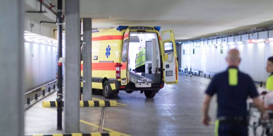 Nach der Erstenversorgung wurde das Opfer mit der Ambulanz ins Spital gebracht. (Symbolbild)