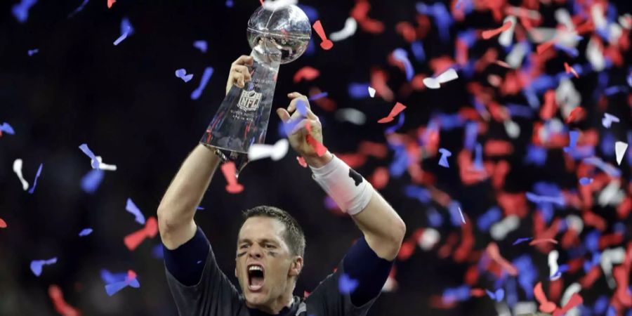 Was für ein Finale! Im Super Bowl liegt New England gegen die Atlanta Falcons zwischenzeitlich mit 3:28 zurück, drehen das Spiel aber noch und gewinnen in der Verlängerung mit 34:28. Quarterback Tom Brady holt seinen fünften Titel und wird damit zum «Goat» - zum Grössten aller Zeiten.