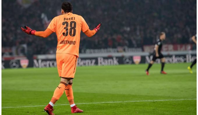 Die Dortmunder Abwärtsspirale dreht sich immer schneller. Bei der 1:2-Niederlage gegen den VfB Stuttgart sind vor allem in der Defensive wieder grosse Mängel zu erkennen. Davon ist auch der Schweizer Nati-Goalie Roman Bürki nicht auszuschliessen, der an beiden Gegentoren mitschuldig ist.