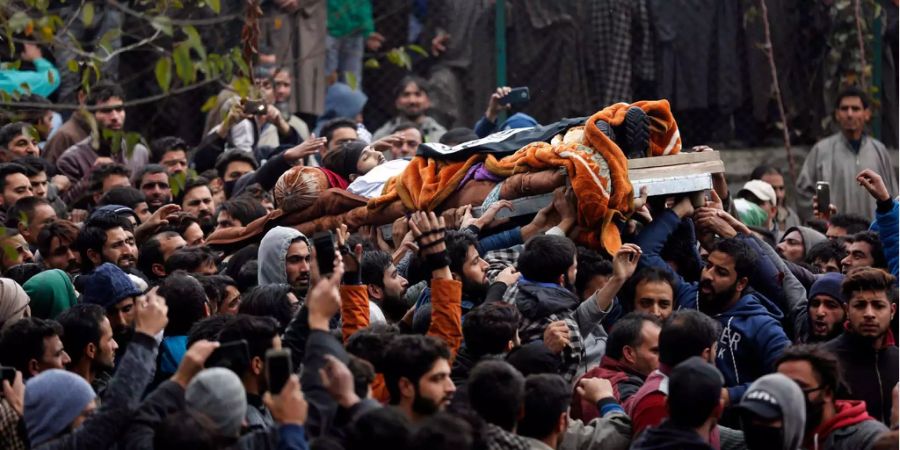 Menschen trauern um ein Opfer des Anschlags in Srinagar.