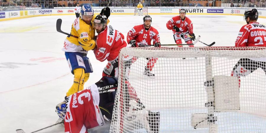 Das Heimteam HC Davos unterliegt gegen das Team Canada.