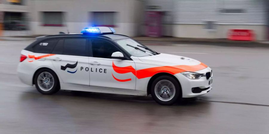 Donnerstag kam es wegen einem Streit zwischen zwei 15-jährigen zu einem Polizeieinsatz in Bulle FR. (Symbolbild)