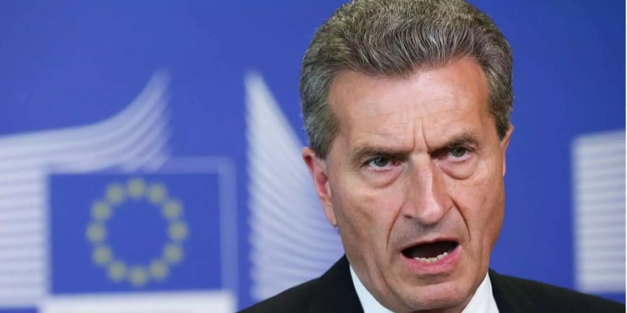 EU-Haushaltskommissar Günther Oettinger spricht an einer Pressekonferenz.