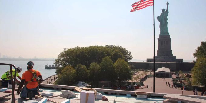 Das im Bau befindliche neue Museum auf Liberty Island, der Insel im Hafen von New York, auf der die Freiheitstatue steht. Das im Bau befindliche neue Museum auf Liberty Island, der Insel im Hafen von New York, auf der die Freiheitstatue steht.