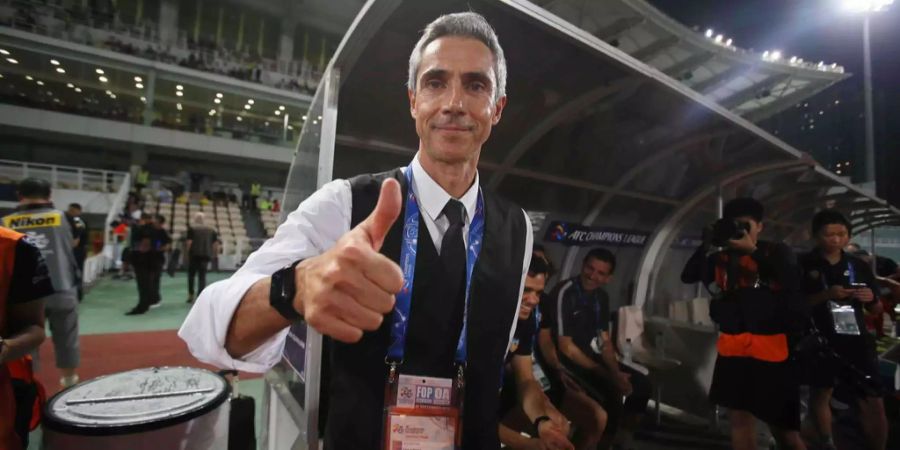 Paulo Sousa zeigt mit dem Daumen nach oben.