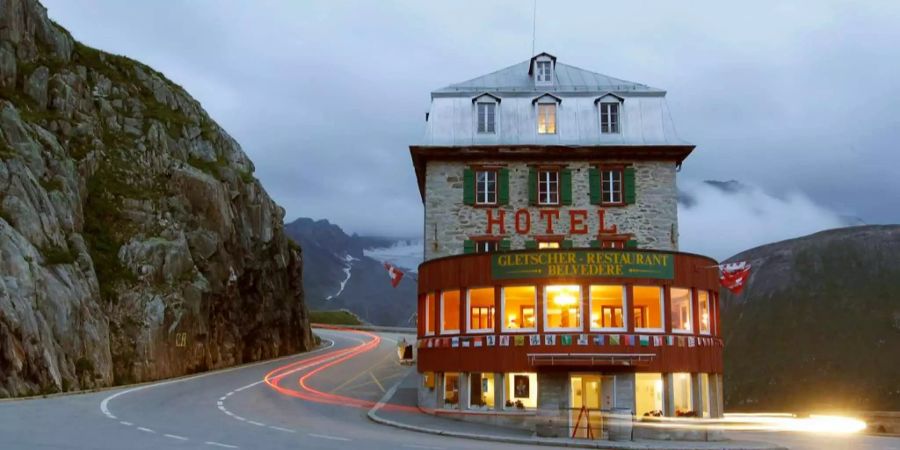 Motorräder fahren am Hotel Belvedere auf dem Furkapass vorbei.