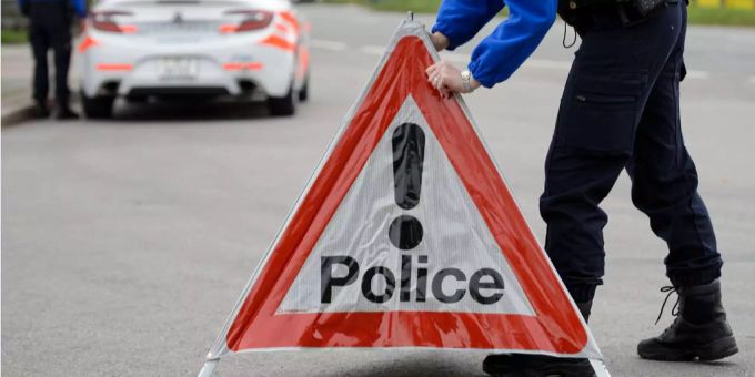 Die Polizei stellt ein Warnschild auf. (Symbolbild) Polizei Warnschild wohlensee