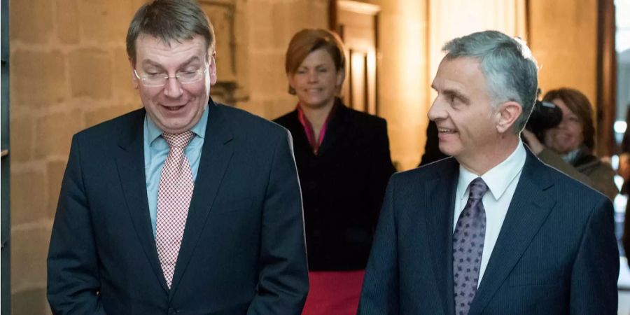 Der damalige Bundesrat und Vorsteher des Departements für auswärtige Angelegenheiten (EDA) Didier Burkhalter (r.) spricht mit dem lettischen Aussenminister Edgars Rinkevics (l.) während dessen Besuchs in Bern im Januar 2015.