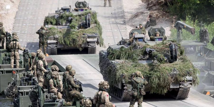 Bundeswehrsoldaten überqueren während des Nato-Manövers «Iron Wolf 2017» in der Nähe des Dorfes Stasenai in Litauen über eine Pontonbrücke den Fluss Neris mit ihren Panzern.