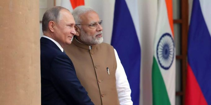Russlands Präsident Wladimir Putin (l) und Indiens Premierminister Narendra Modi (r) schütteln die Hände. putin modi