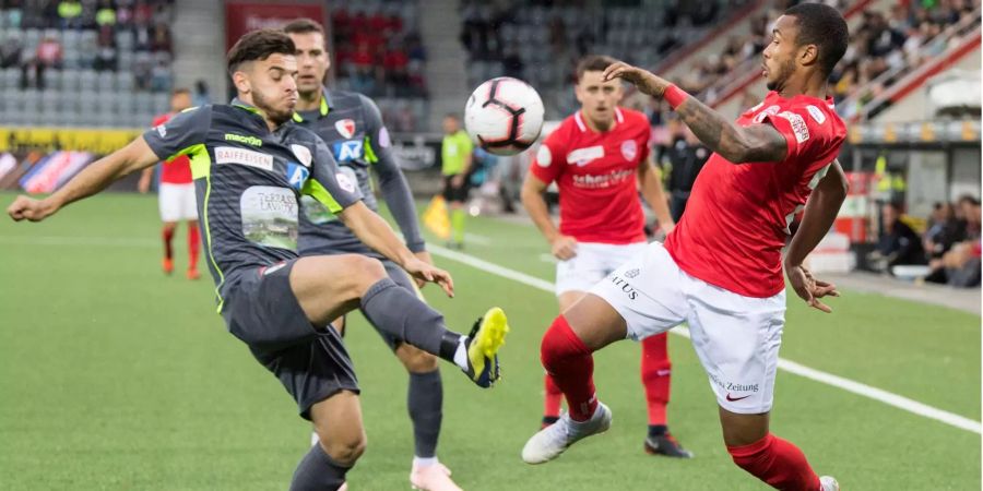 Thuns Chris Kablan (rechts) im Duell mit Sions Bastien Toma im Fussball Meisterschaftsspiel der Super League zwischen dem FC Thun und dem FC Sion.