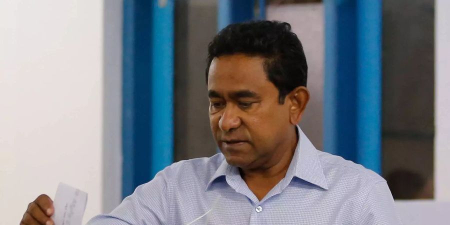 Abdulla Yameen, Präsident der Republik Malediven, gibt seine Stimme in einem Wahllokal während der Präsidentschaftswahlen.