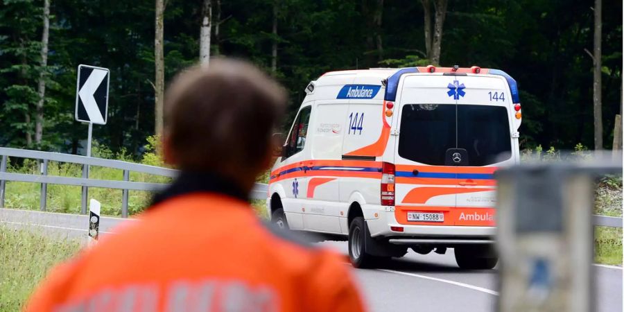 Ein Krankenwagen auf dem Weg zur Unfallstelle.