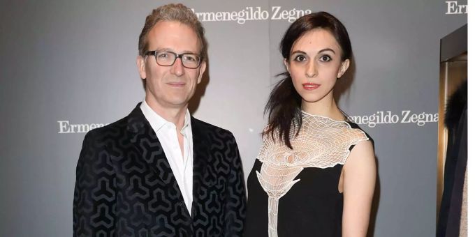 Ashley Hicks, der Cousin von Prinz Charles, und seine Frau Kata de Solis an einer Boutiquen-Eröffnung 2016. Ashley Hicks, der Cousin von Prinz Charles, und seine Frau Kata de Solis an einer Boutiquen-Eröffnung 2016.