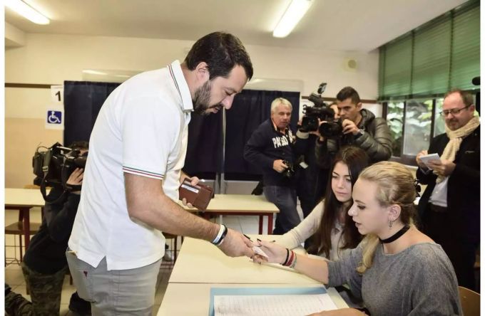 Parteisekretär der Lega Nord Matteo Salvini gibt in der Lombardei seine Stimme ab. Seine Partei hatte die Referenden initiiert. Parteisekretär der Lega Nord Matteo Salvini gibt in der Lombardei seine Stimme ab. Seine Partei hatte die Referenden initiiert.