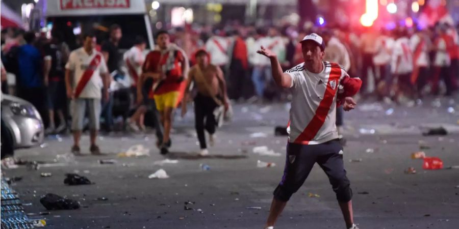 Feiernde Fans von River Plate in den Strassen von Buenos Aires.