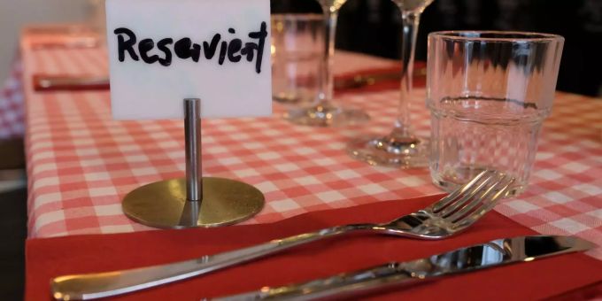 Der deutschen Gastronomie fehlt das Personal. Ein reservierter Tisch in einem Restaurant.