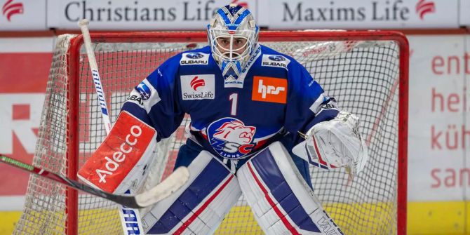 ZSC-Goalie Niklas Schlegel wartet auf einen Schuss.