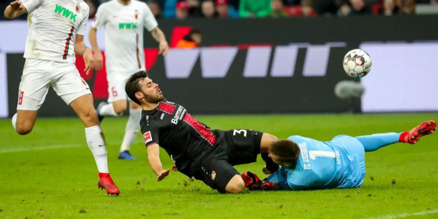 Kevin Volland (L) prallt mit FC Augsburgs Andreas Luthe (R) zusammen.