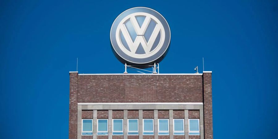 Ein grosses VW-Logo steht auf dem Verwaltungshochhaus vom Volkswagen Werk.