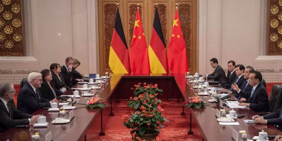 Bundespräsident Frank-Walter Steinmeier (2.v.l) spricht bei einem Treffen in der grossen Halle des Volkes mit Chinas Ministerpräsident Li Keqiang (r).