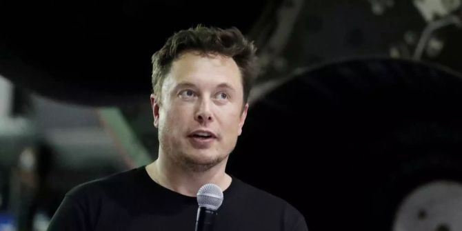 Elon Musk spricht an einer öffentlichen Rede.